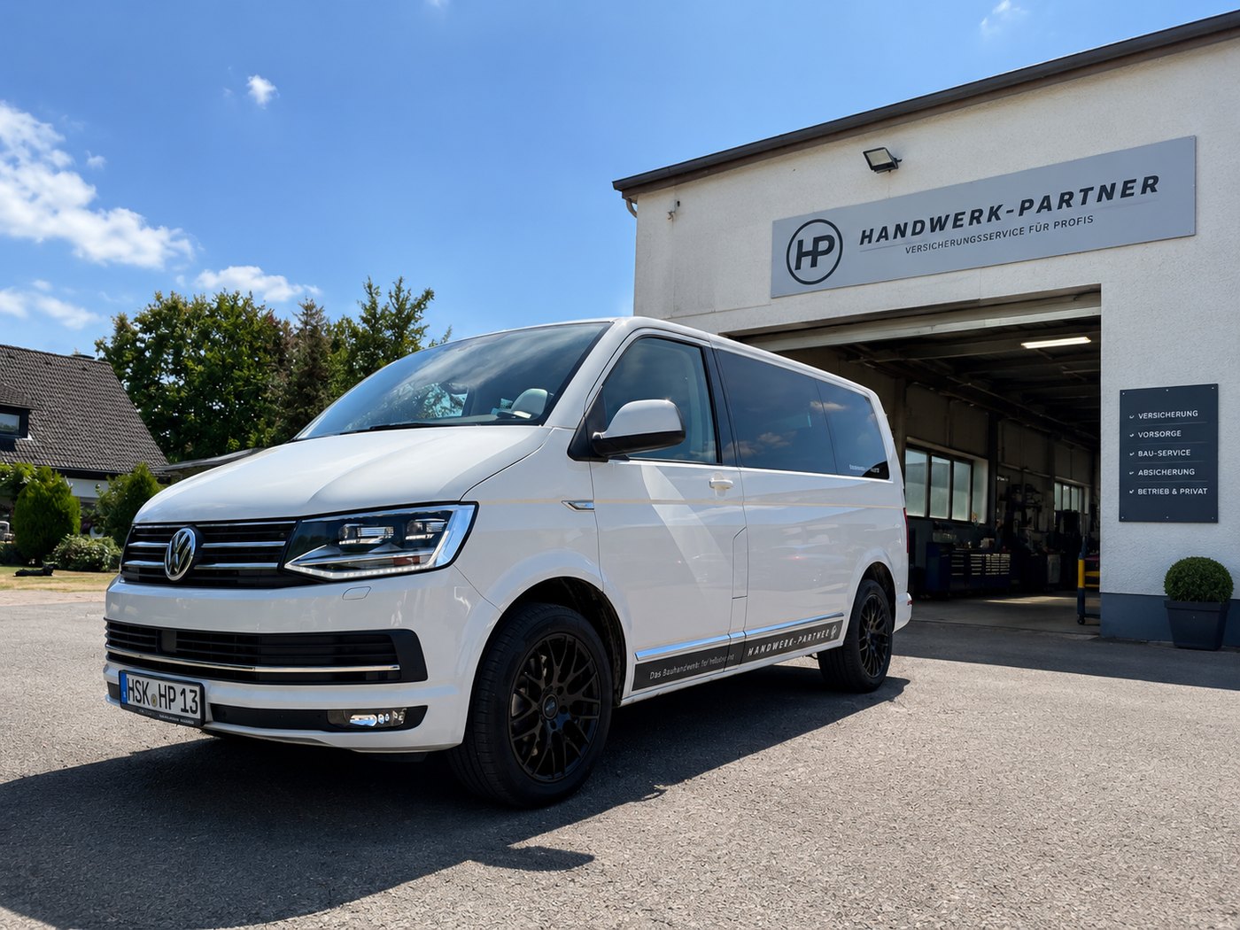 Handwerk-Partner Bus vor einer Werkstatt